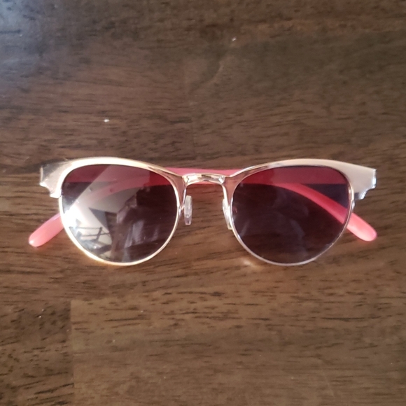 Sunglasses deal. Free pair with bundle over 75$!! - Picture 4 of 13